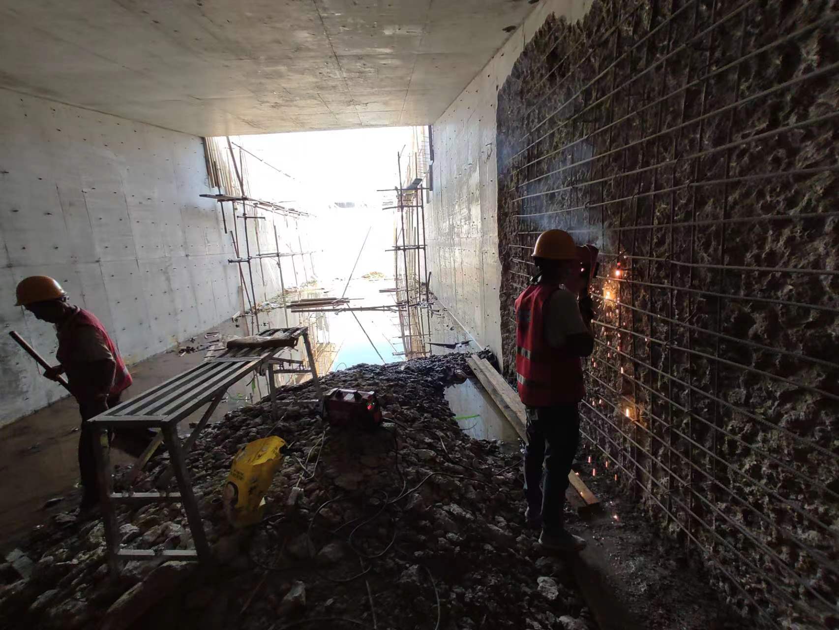 平江挖断承重墙导致楼体开裂，加固施工方案出炉